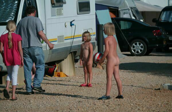 The cottage city where families of nudists have a rest | Russianbare