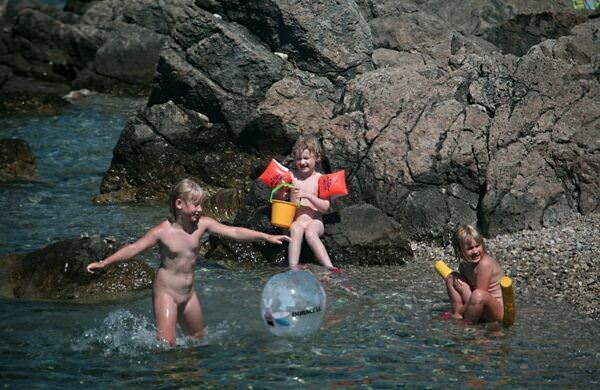 People are engaged in a nudism among rocks | Russianbare