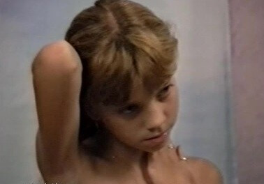 Naturistin: Julia Akt Dessous - People seek in nudism a way to overcome their insecurities