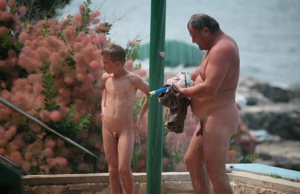 Naturist Shower Profiles pics - The cult of nudity has not been forgotten