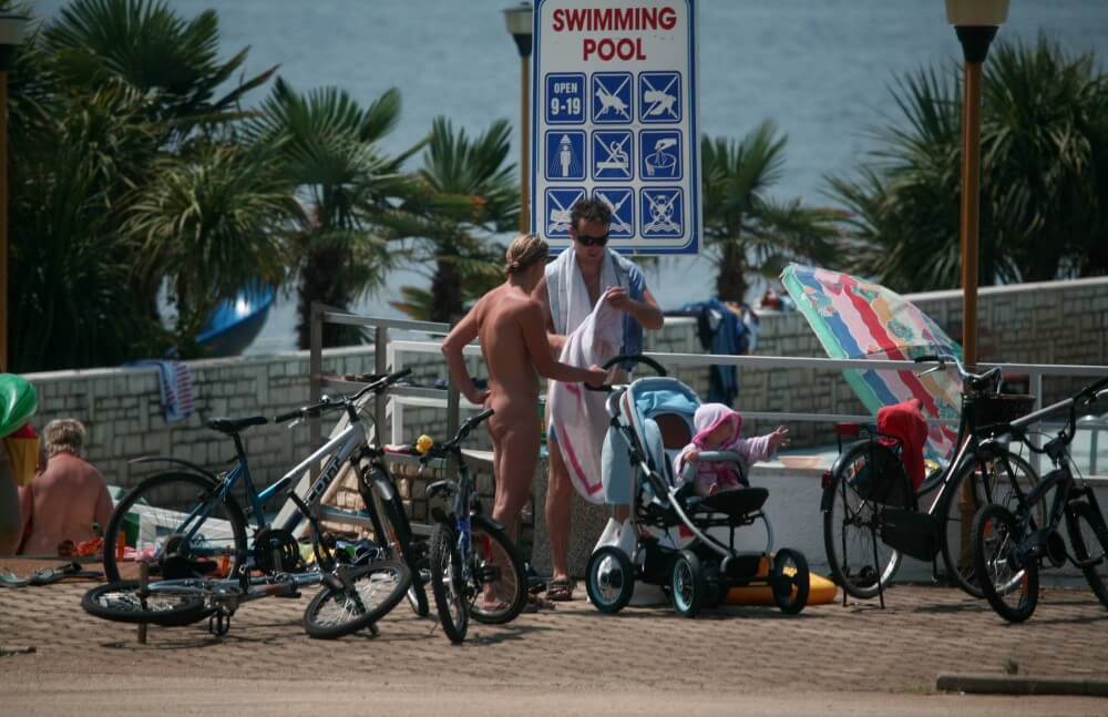 Poolside Camp Gathering pics - A life free of unnecessary worries is a hallmark of naturism
