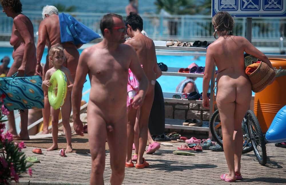 Daytime Nudists Chill Out photos - Nudism helps overcome complexes and fears