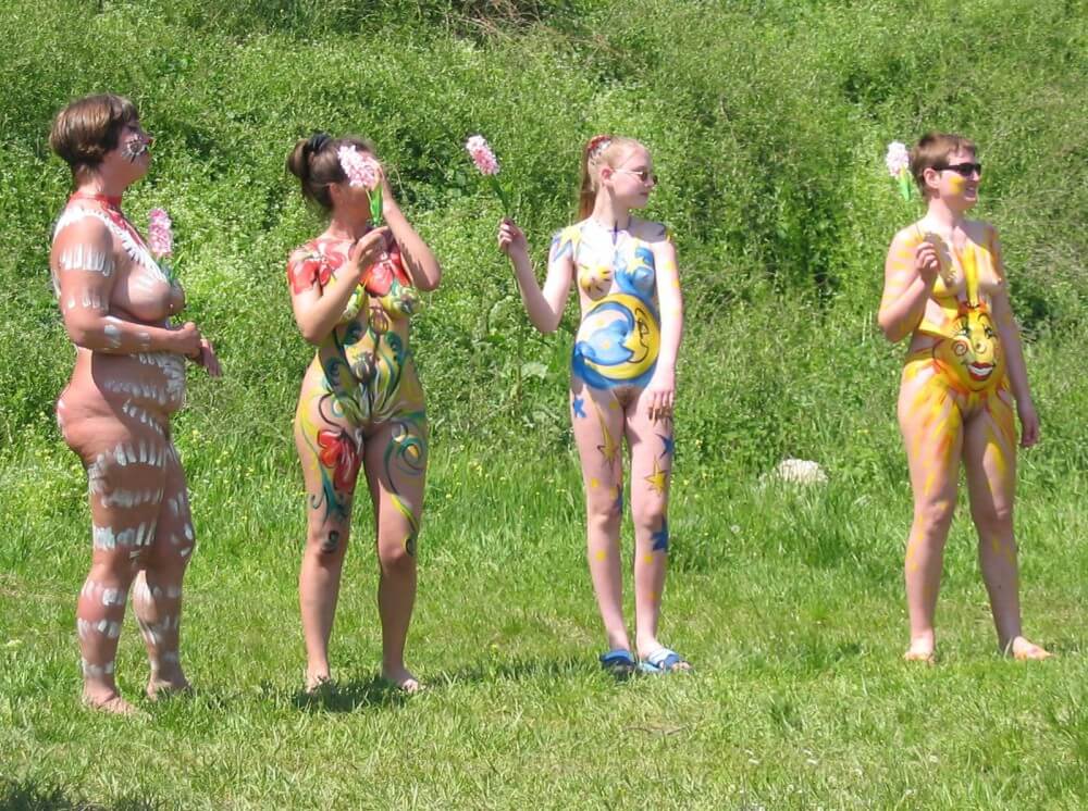 Family String-Apple Game Pics - Nudism is a way to improve health and boost self-esteem