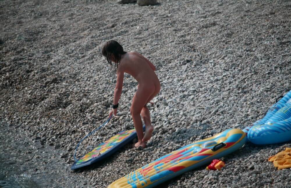 Naturist Surf Board Glides pics - Nudist families: open materials for connoisseurs