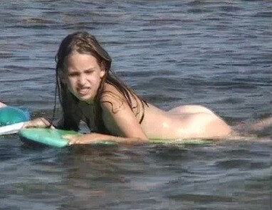 Naturistin: Julia and Hanna Am Meer - A nudist values simplicity and naturalness in life