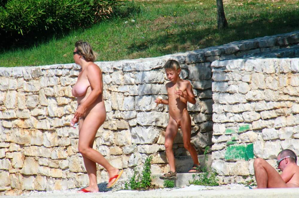 Ula FKK Wall-Side Families pics - The practice of nudism helps to overcome stereotypes and insecurities