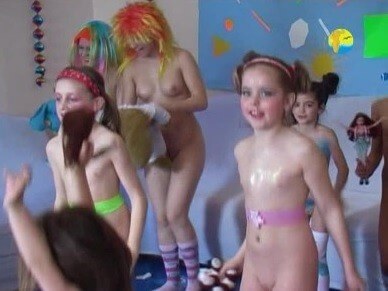 Naturism Freedom: Disco - Minimizing clothing or nudism