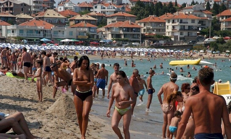 Enature - resort in solar Bulgaria - Nudity in naturism is a way to experience freedom and harmony