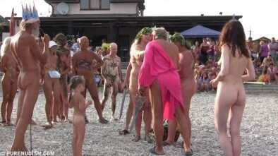 Cool Day At The Beach 4 - Naturists live easily and freely