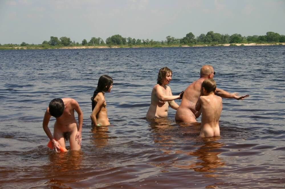 Kiev Water-Front Bathing pics - The desire to be closer to nature and without clothes