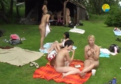 Naturist Freedom: Cottage Picnic - The desire to appreciate the beauty of the human body