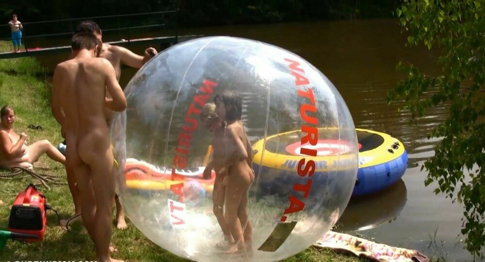 Daytime Family Picnic Full HD - Naturism enthusiasts choose the natural world