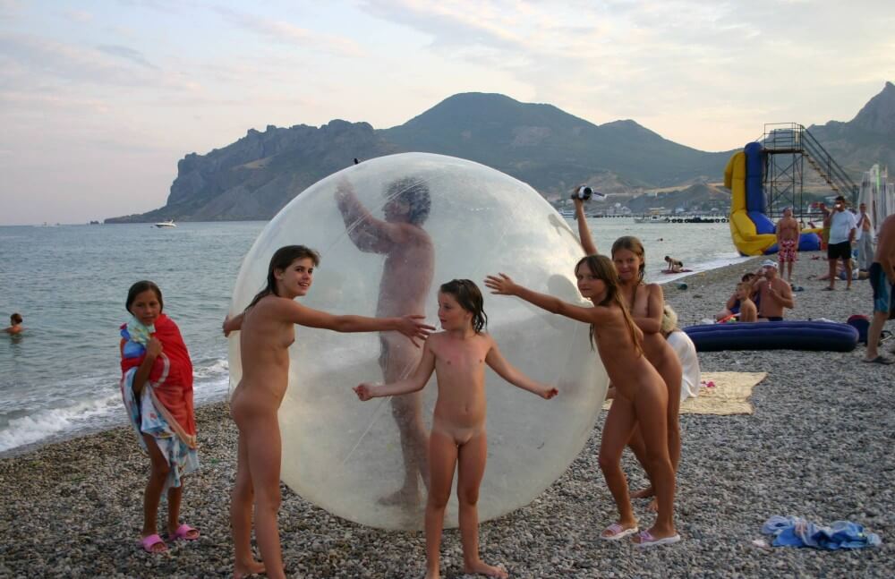 Pics Walk on the Beach Balloon - Nudity is a natural part of life for some people on the planet