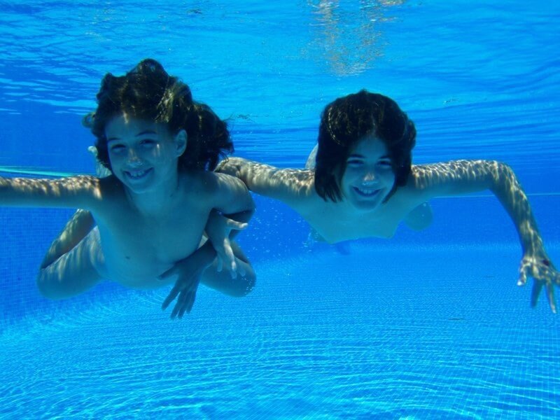 Nudism Shoot Observation photos - In this nudist movement, voluntariness and comfort are important