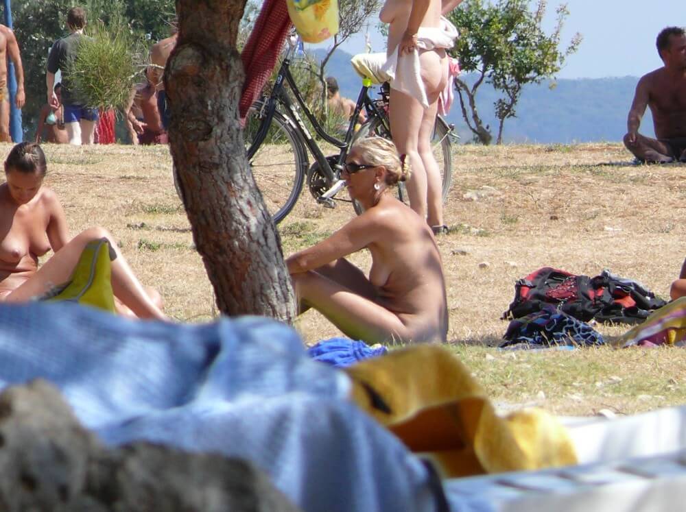 Ula FKK Shore Perspective pics - Participation in nudism contributes to personal growth