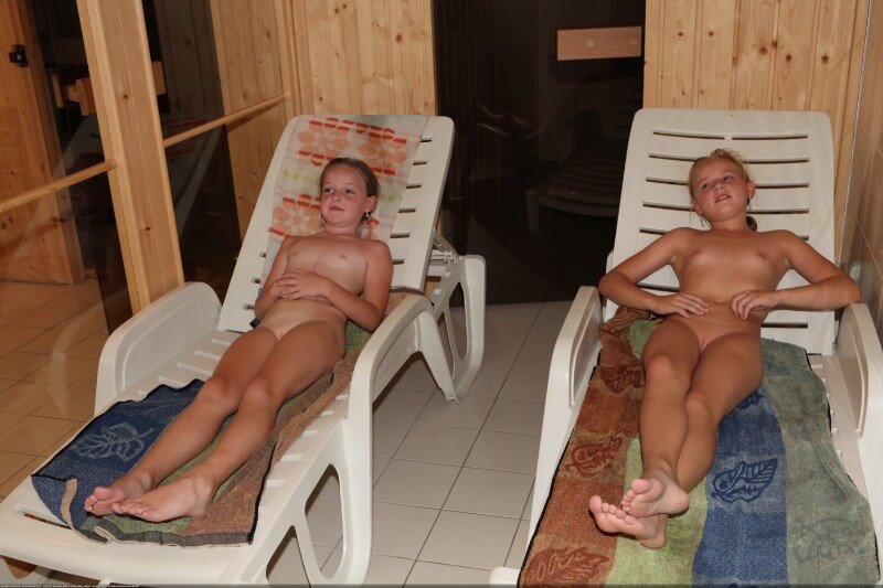 Record center relaxation photos - Freedom and harmony in the practice of nudism and the naturist movement