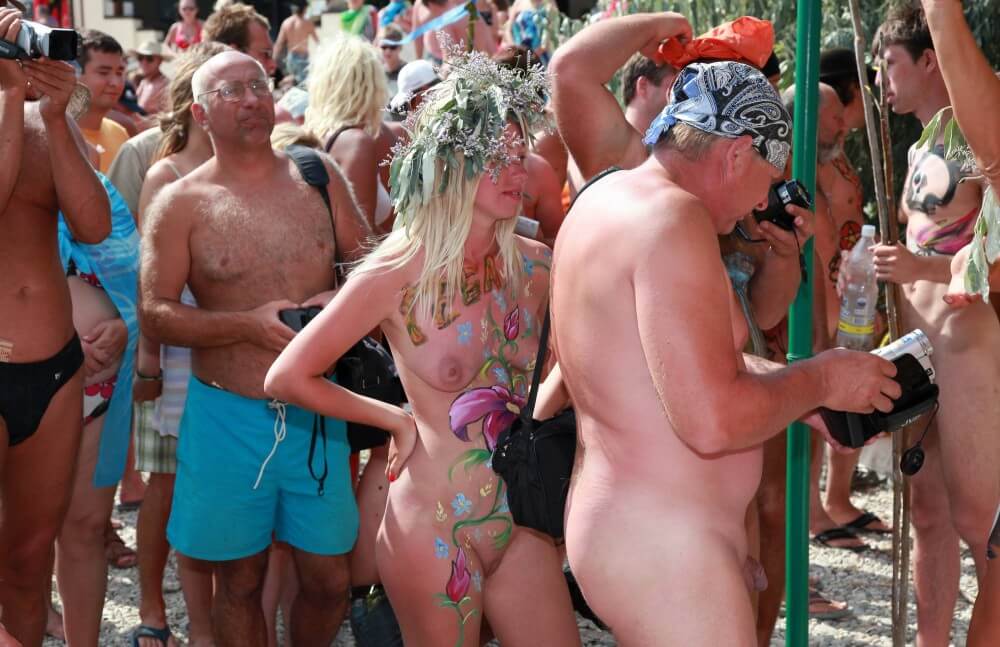 Neptune Painting Couple pics - Naturists are open to the world and the environment